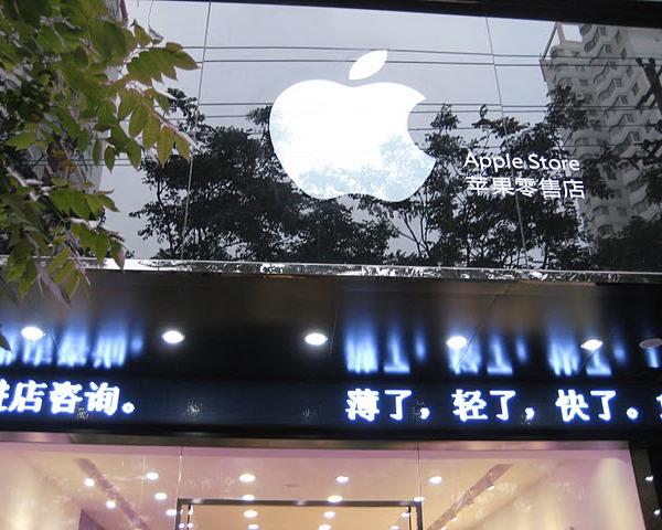 Китай прошел путь от создания копий iPhone до копирования целого Apple Store